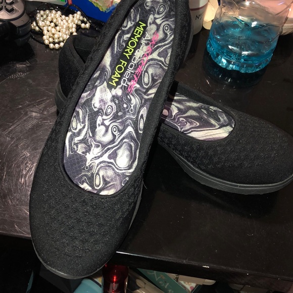 Skechers~air cooled memory foam~ Women's Black Memory Foam Shoes~8 - Picture 1 of 13